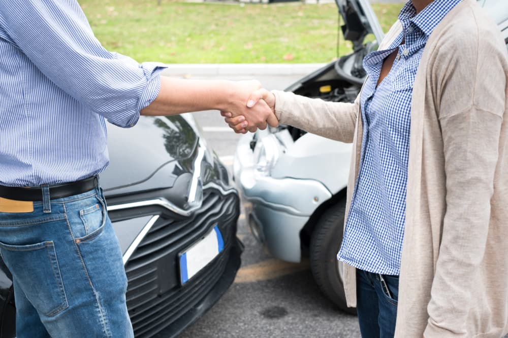 Agreement between a woman and a man following a car accident.